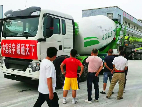 開攤啦！凌宇攪拌車“擺攤兒”湖北，客戶當(dāng)場下單！